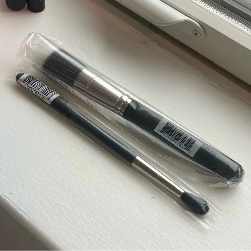 MAC Brush 187S Duo Fiber Face Brush - NWT